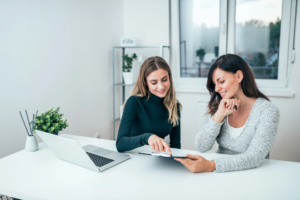 Due donne durante una consulenza sulla preservazione della fertilità e il social freezing a Verona.